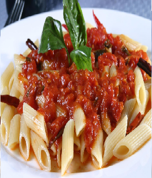 Pasta met vlees-ragoutsaus en groenten 